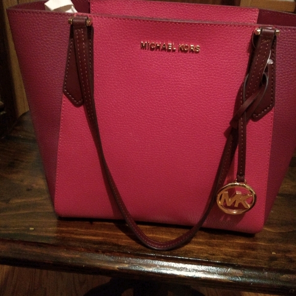 Michael Kors - Picture 1 of 3